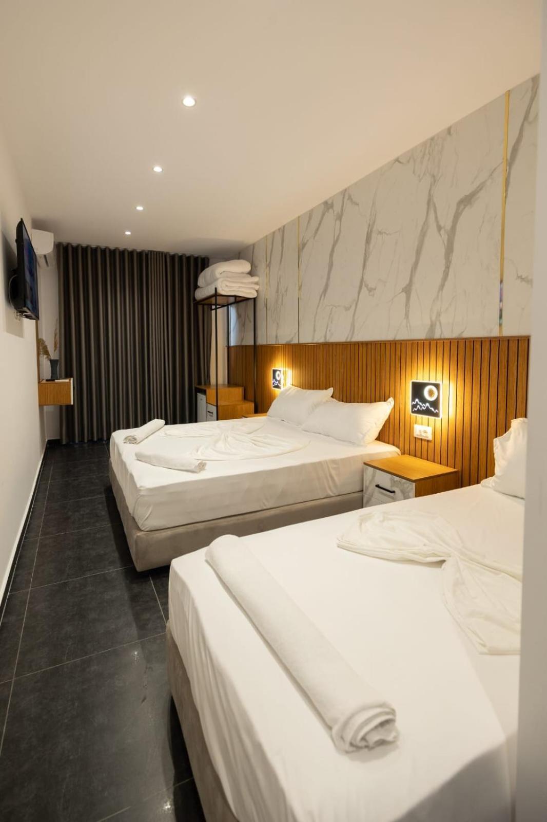 Aglon Twin'S Hotel Vlorë Exteriör bild